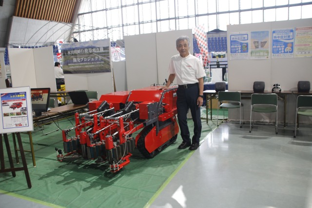 デリカ レタス収穫機を披露 ２畝同時カット作業を実現